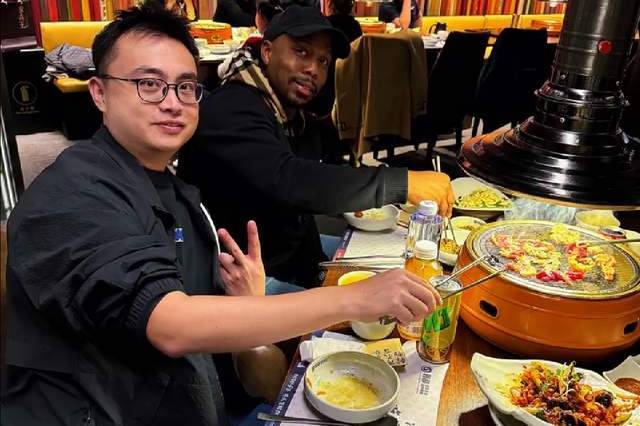 局气!郭艾伦回沈阳请广州全队吃特色烤肉,定制蛋糕写上:无畏前行!