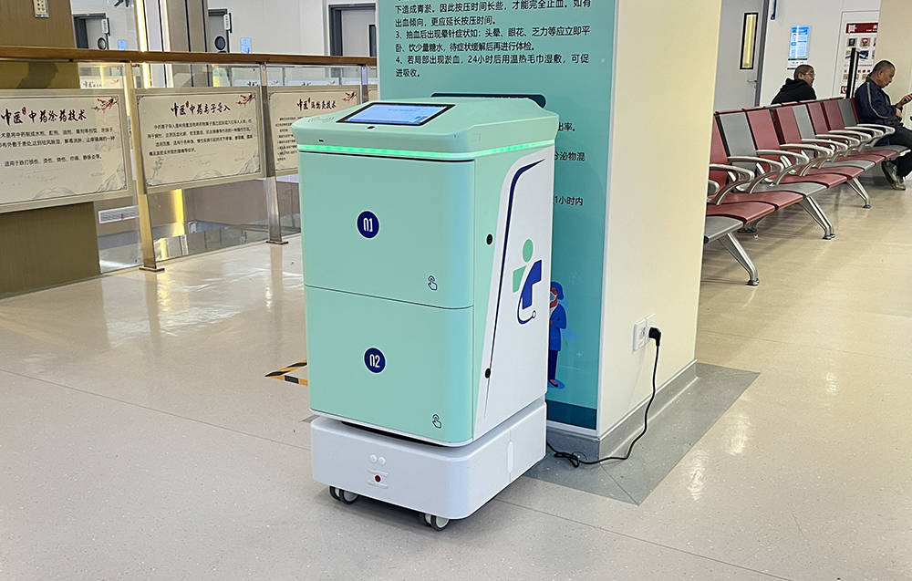 新正源送药机器人入驻嘉兴市王店人民医院