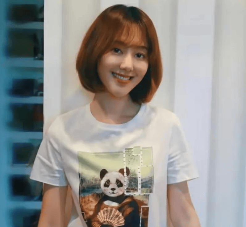 央视主持人王冠:离开央视5年,深陷桃色绯闻,如今41岁终于结婚