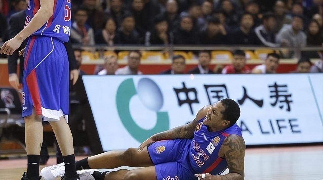 膝盖受伤对于篮球运动员来说是比较严重的伤病,这会影响到他在场上的