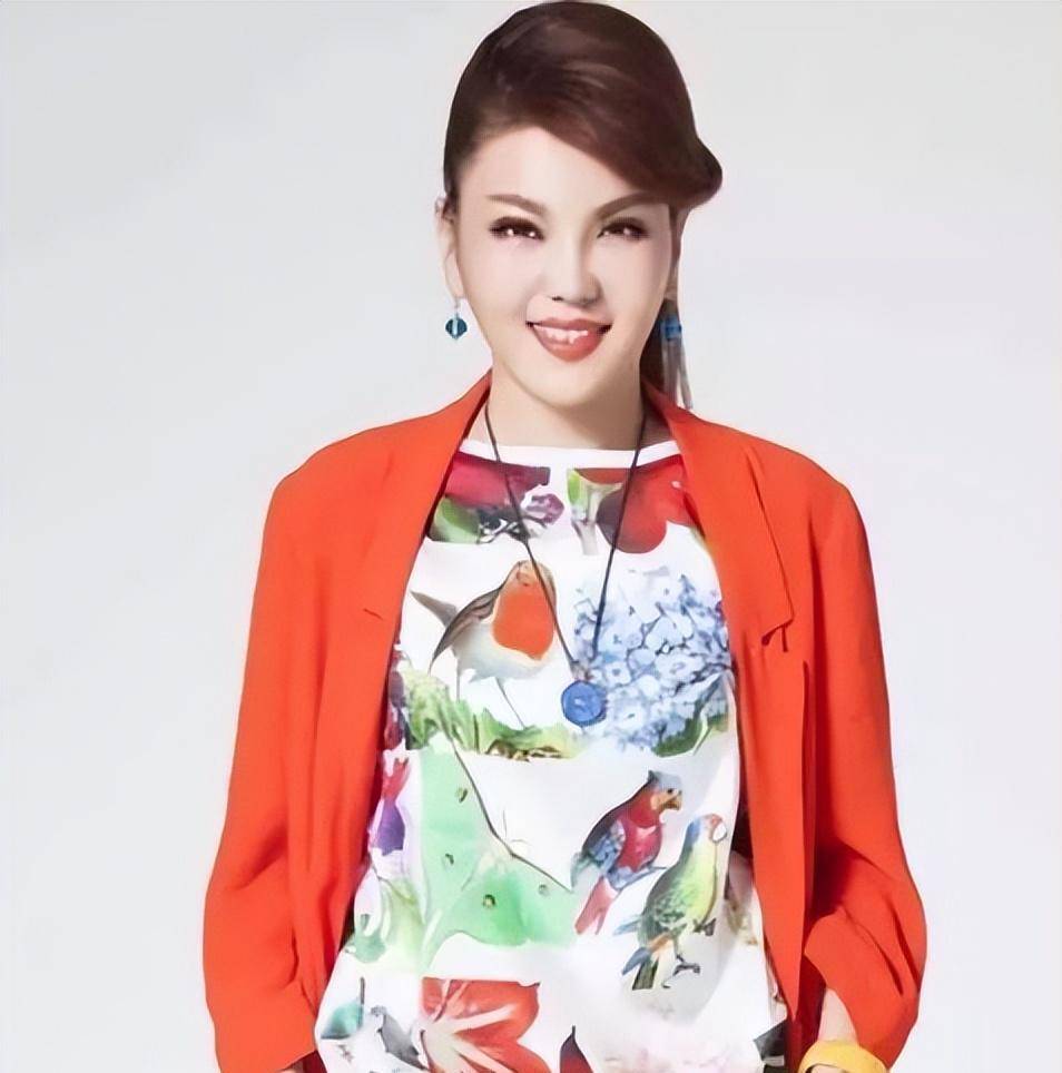 公司让她翻唱乌兰托娅的