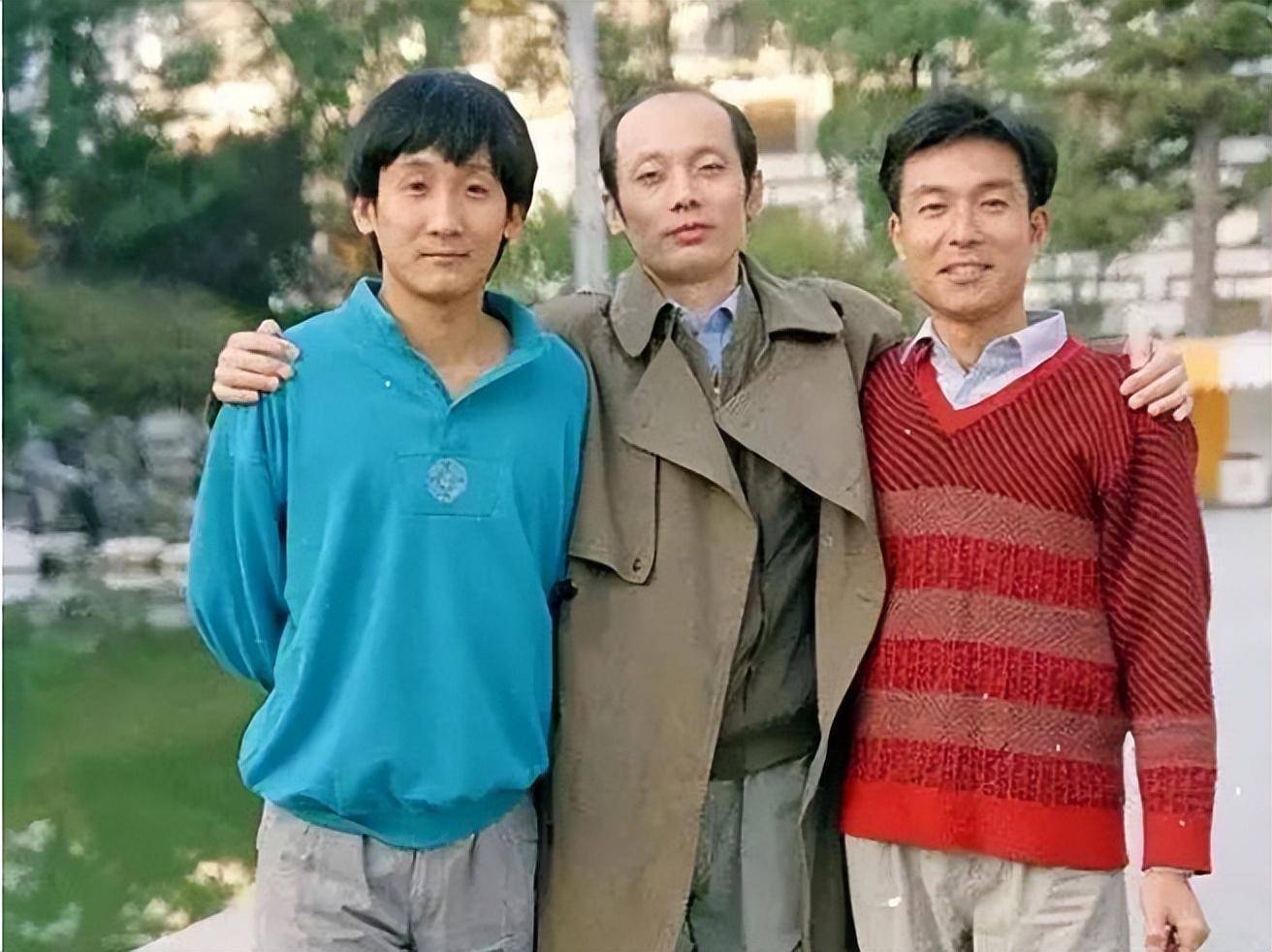 谢园2年前因病去世,虽无儿女送终,但妻子邱月却对其深情难忘