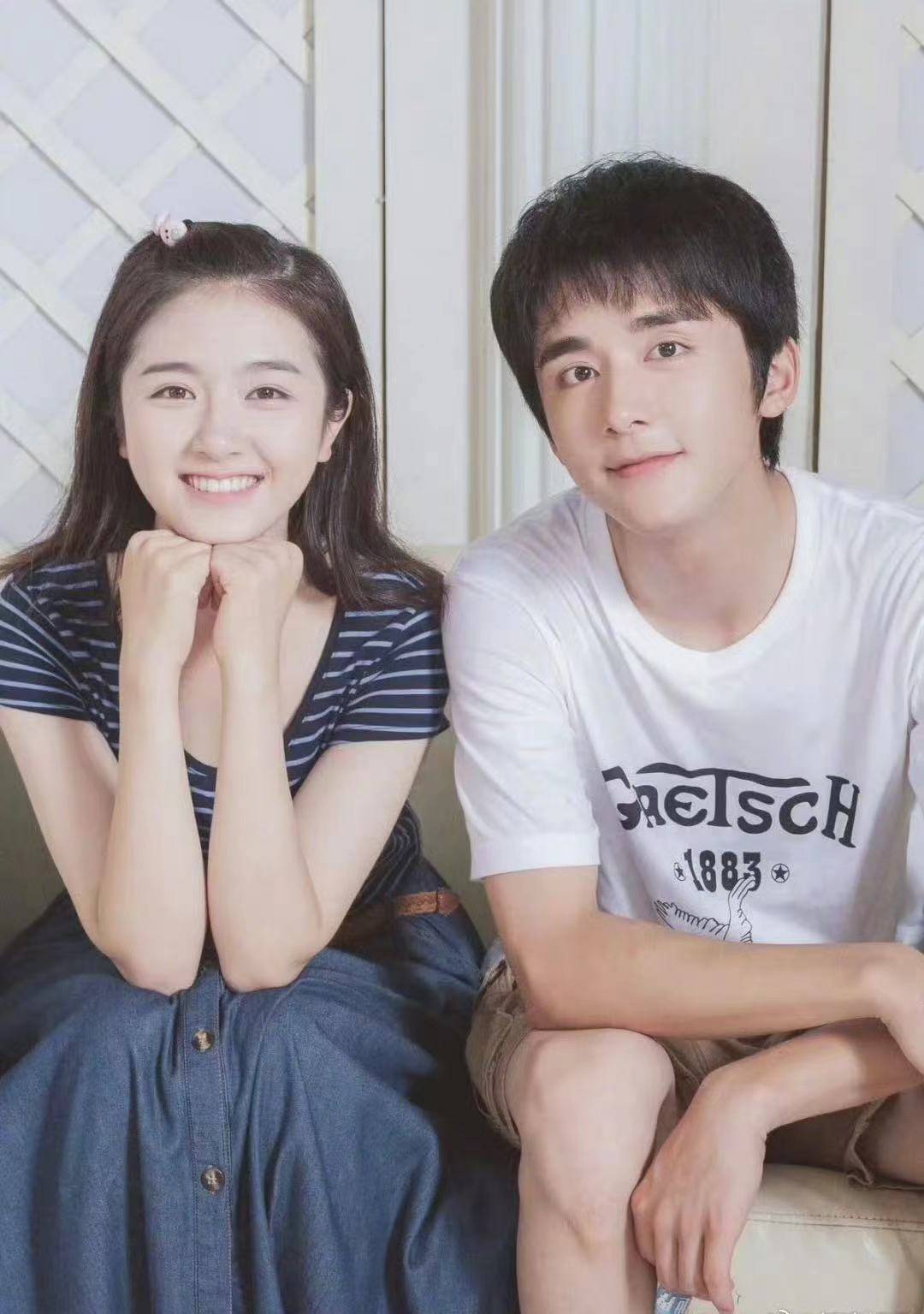 张新成李兰迪旅游回国参加活动,和各自cp领奖,女方粉丝意难平