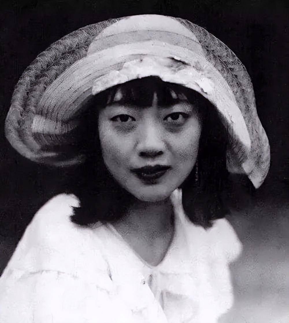 祁继忠走后,婉容不甘寂寞,很快又勾搭上了溥仪的另一个侍卫,名叫李