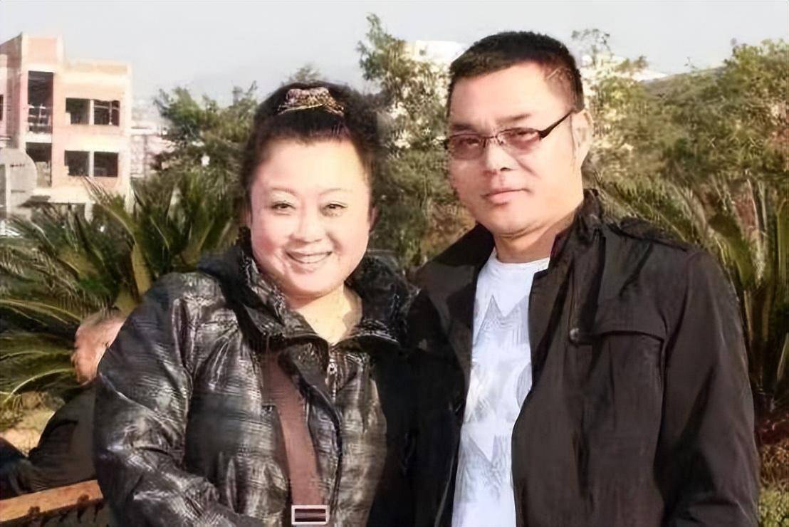 58岁张海燕:专注"网恋",老牛吃嫩草,抱小28岁"高富帅"丈夫