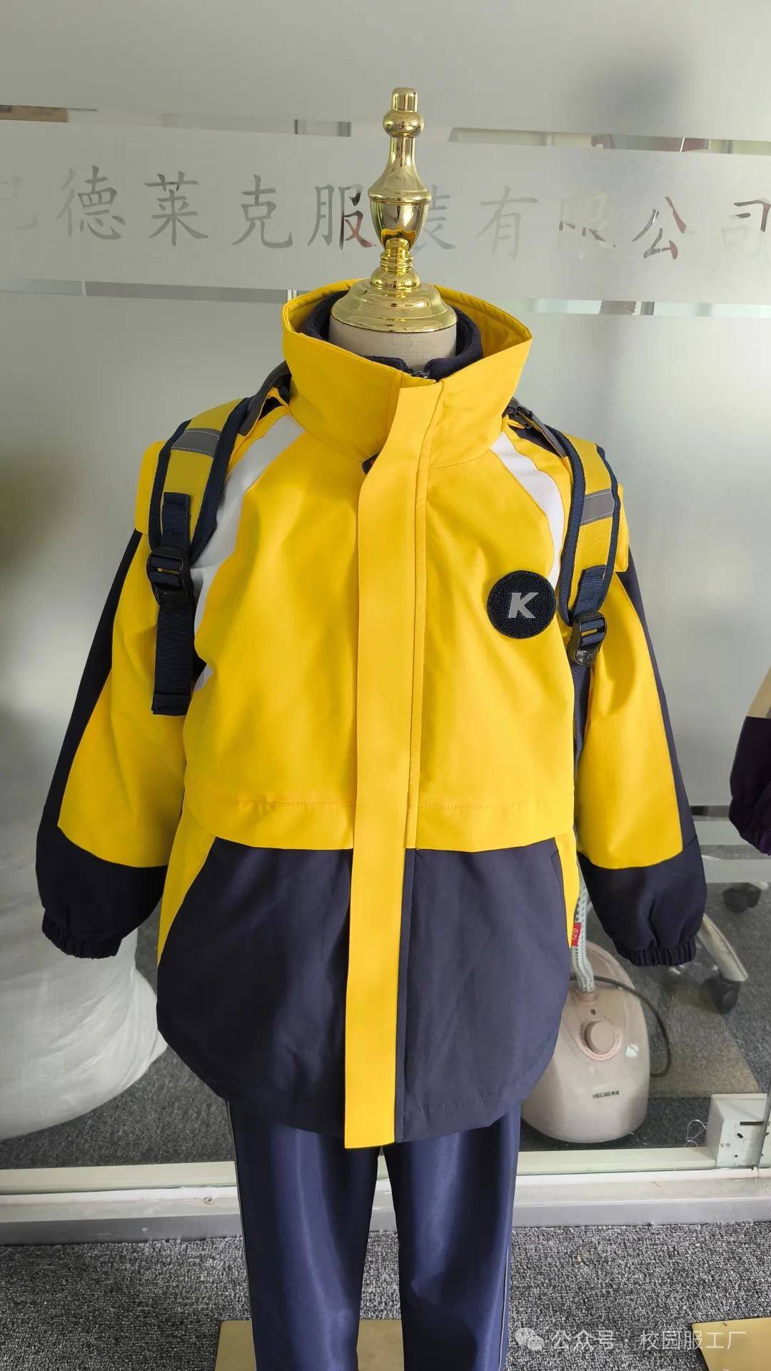 订做冬季校服冲锋衣，打造温暖校园风尚