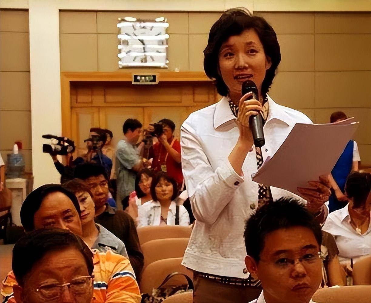 事实证明,60岁"无儿无女"的国脸李修平,已经走上了另一条大道