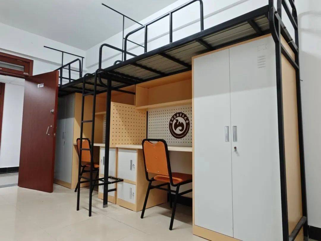 北京经贸大学在哪(北京经贸大学哪个校区有红色凉亭的)