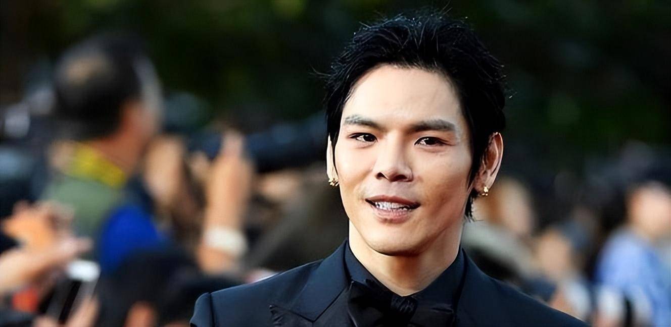 向佐每次发自拍,家里都挺乱,不太理解,有钱人家里都这么乱吗?