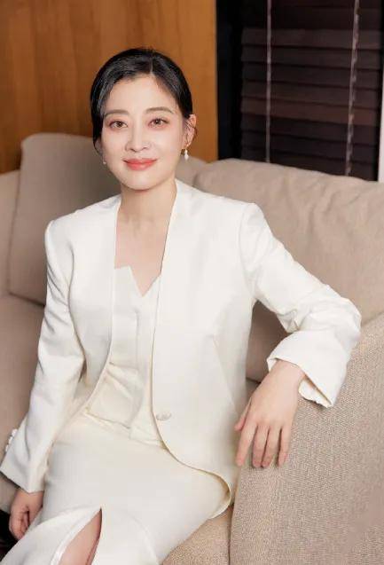 你猜梅婷这辈子最英明的决定是什么?放弃鄢颇,嫁给摄影师曾剑!