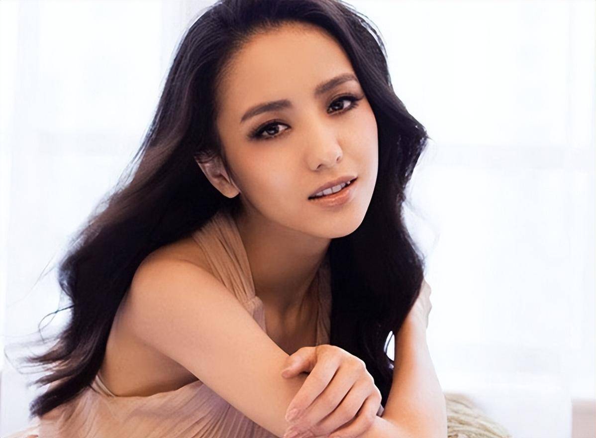 佟丽娅:父亲让她卑微,婚后容忍老公出轨,离婚后勇敢做自己!