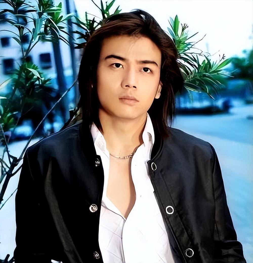 在戴娆的帮忙下杨烁顺利考进了中戏,和童瑶,白百何成了同学.