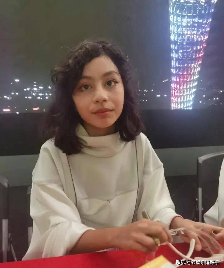 刘烨女儿刘霓娜成大姑娘,颜值与气质双丰收,成为网友心中小女神