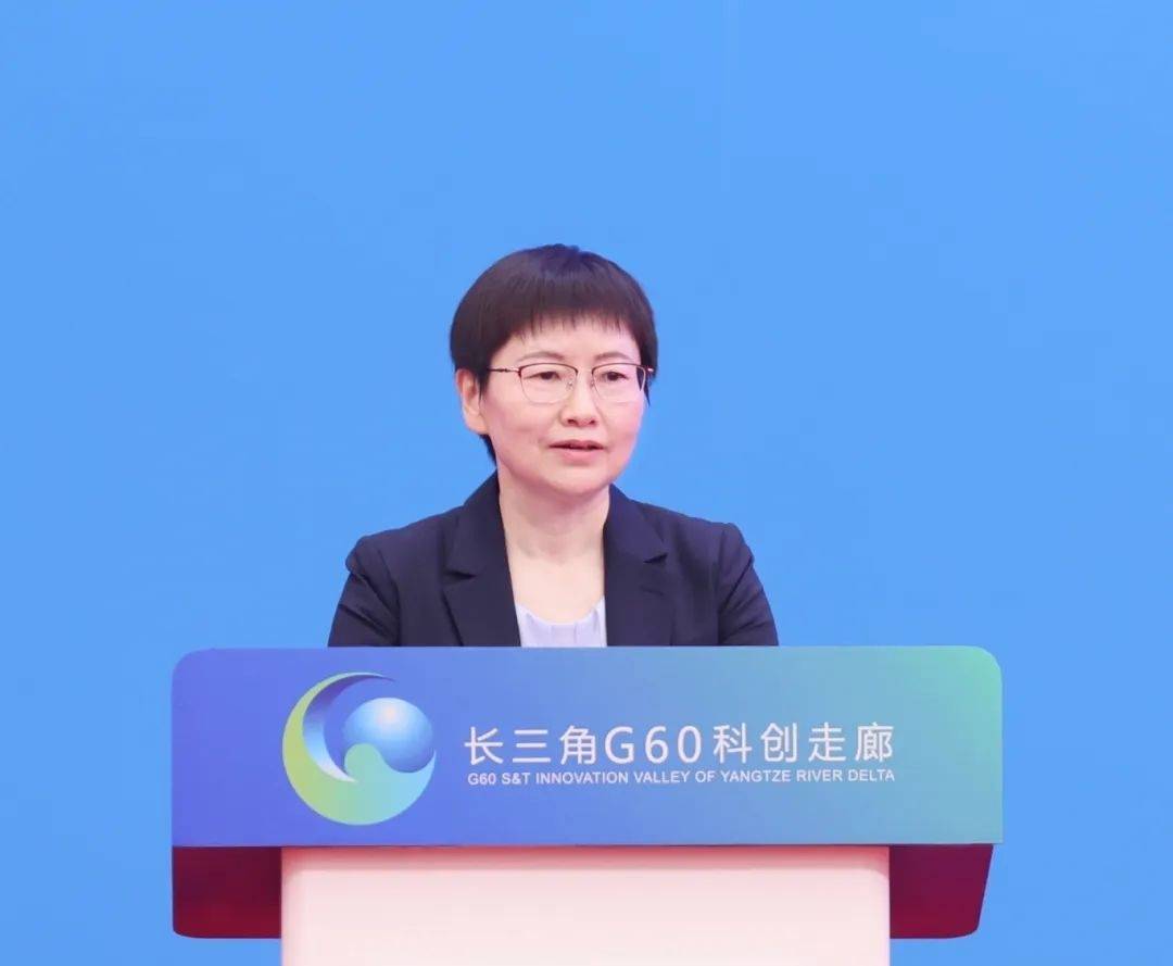 上海市副市长刘多,科技部政策法规与创新体系建设司司长解敏出席会议