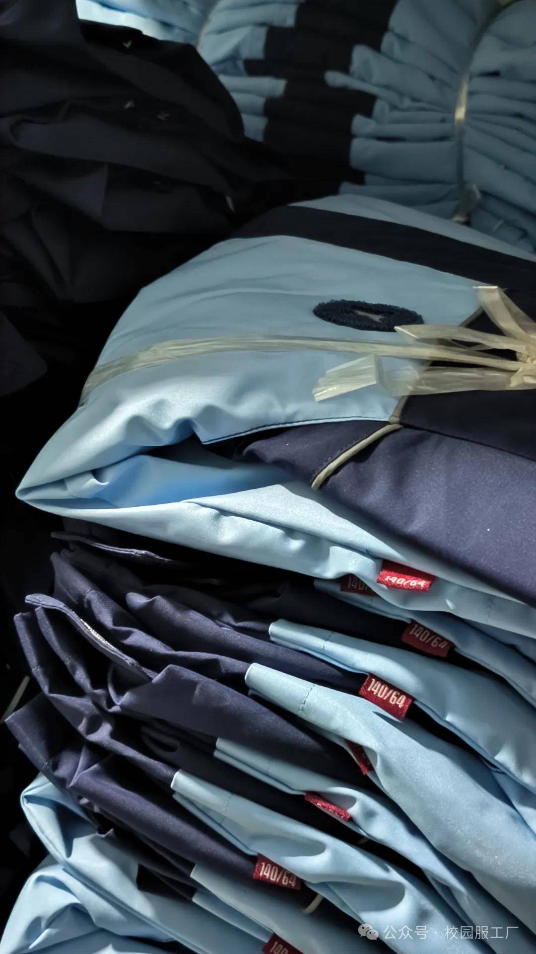 现货校服新体验：冬季冲锋衣，即刻温暖孩子