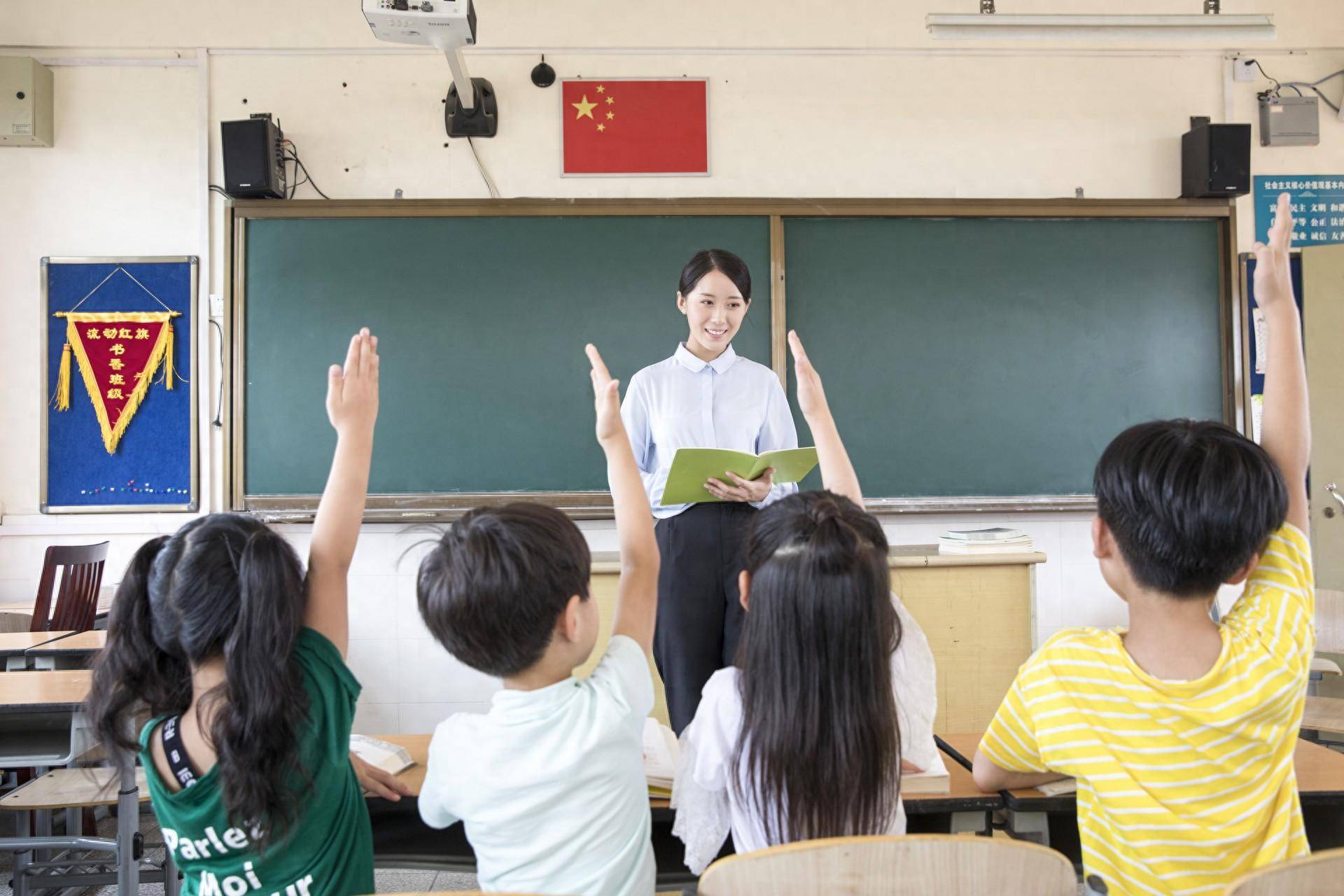 月薪三千女教师穿2.8万元大衣上课被家长举报,老师穿衣自由?