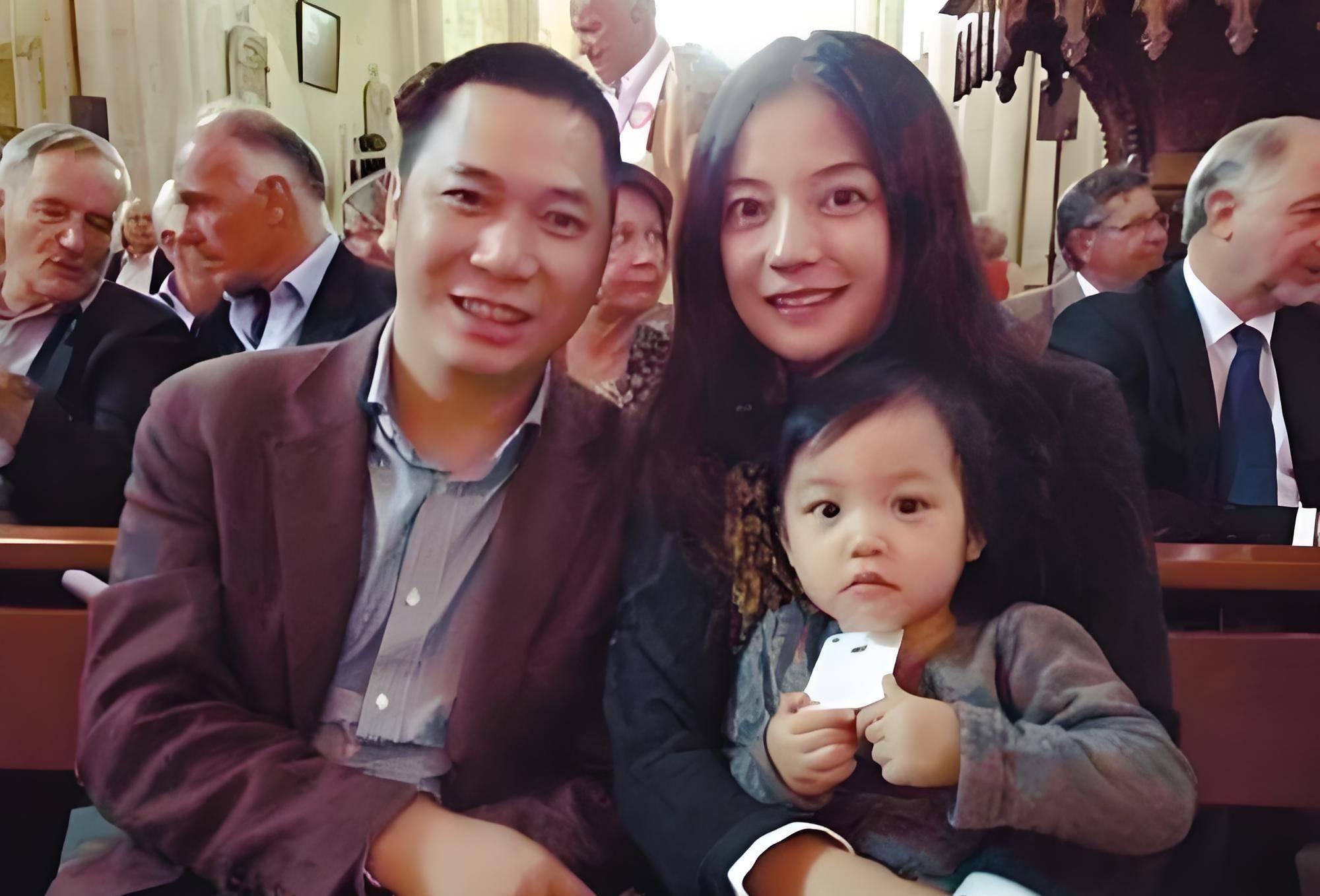 赵薇48岁近照曝光:身材发福认不出?哥哥离婚 双亲去世,人生巨变