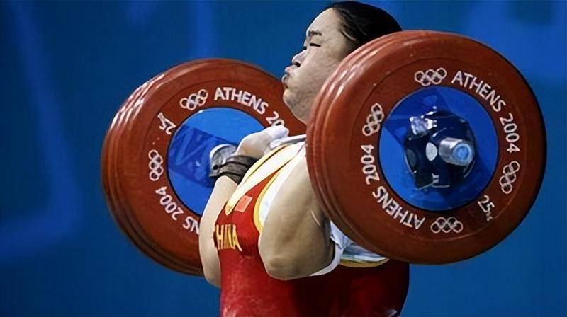 别人过年吃饺子,我在啃鸡胸肉;别人放假睡懒觉,我在做力量训练.