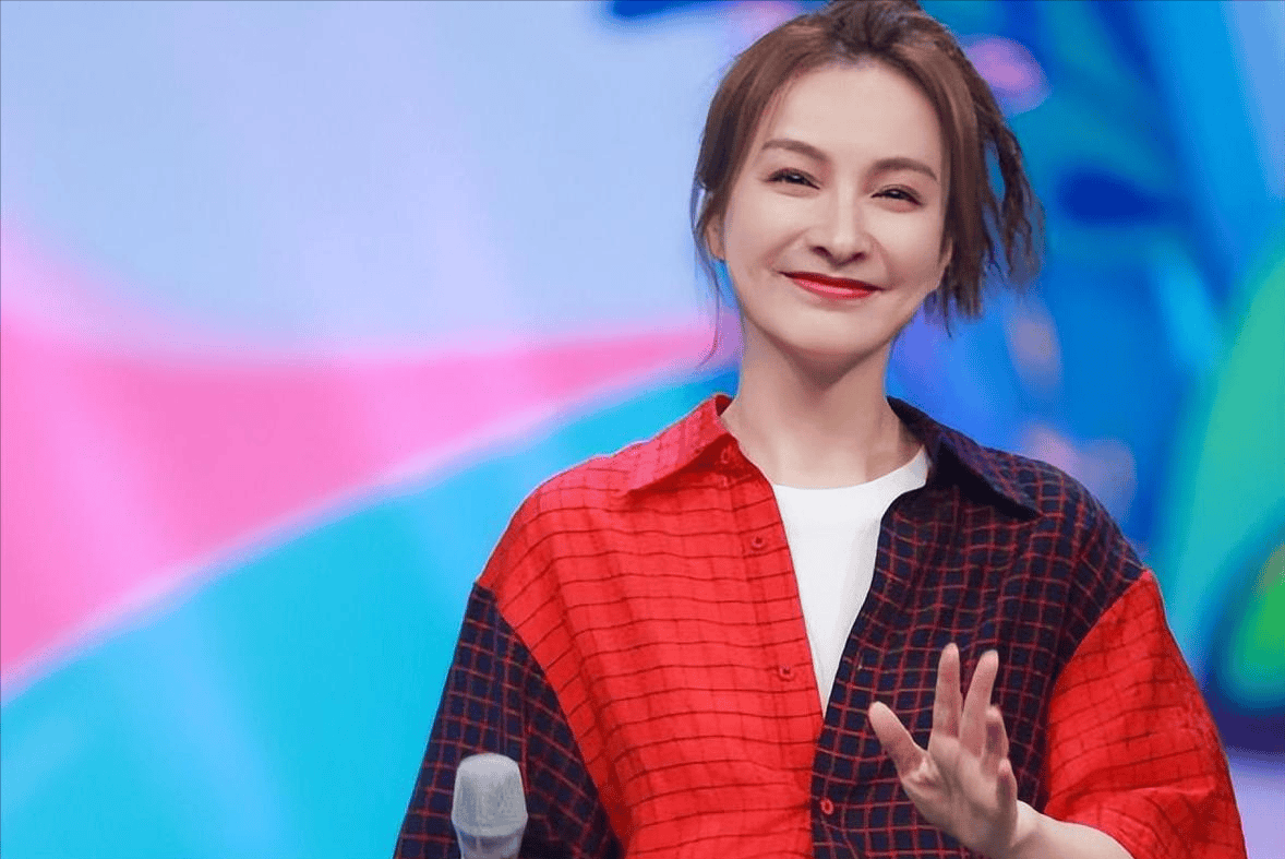 吴昕郑凯恋情被扒后,剪短发超a大变样,细节透露如今生活