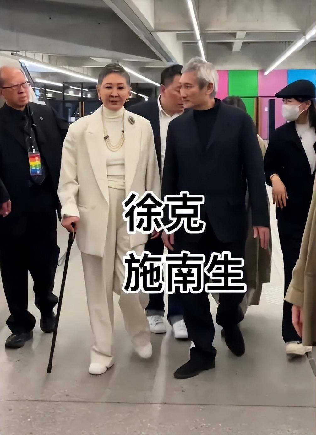 74岁徐克与73岁施南生罕见同框,一个满眼嫌弃,一个满脸不耐!