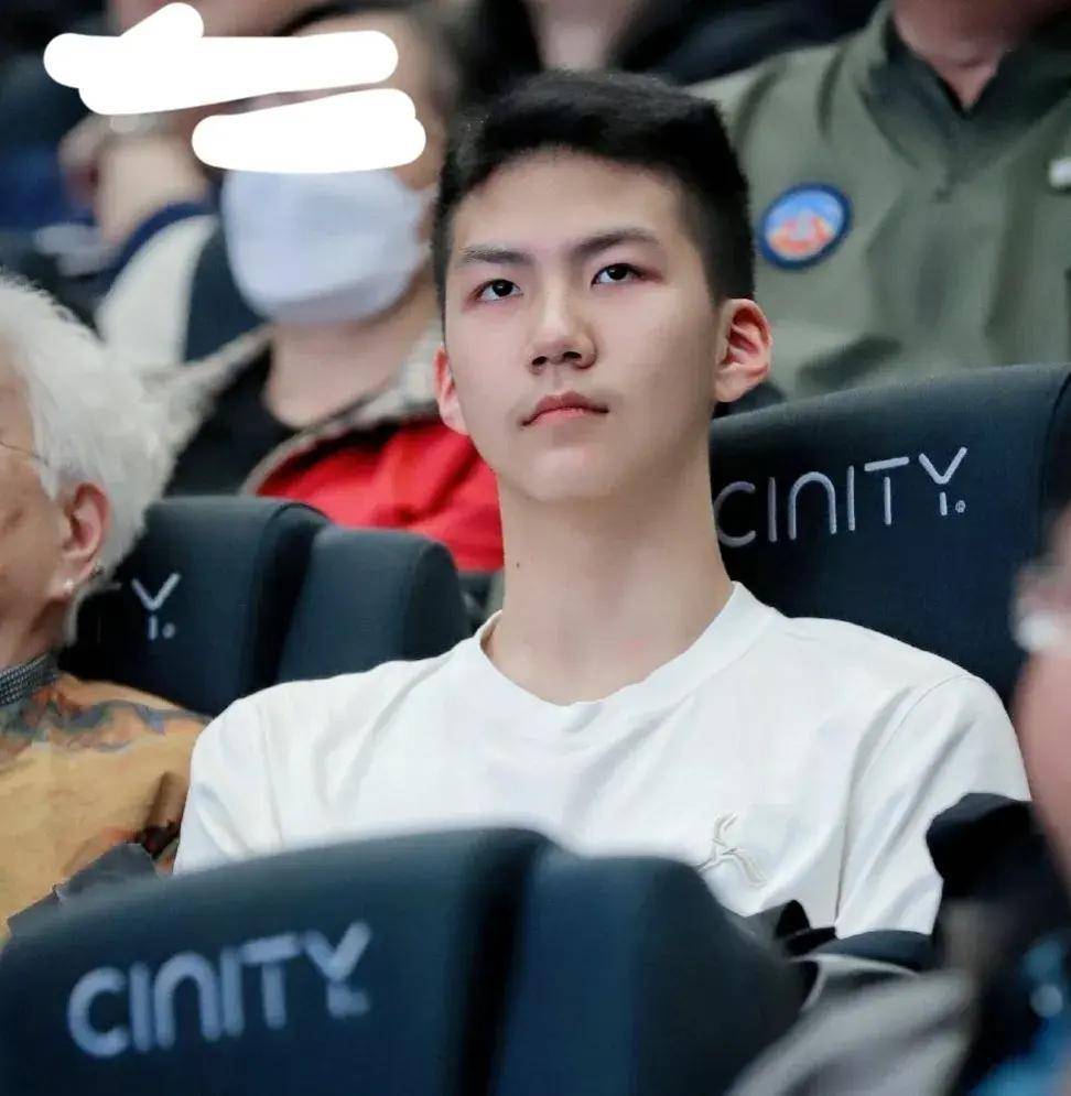 16岁胡皓康:长得比爸爸胡军还硬汉,眼神坚定如入党,一身军人范