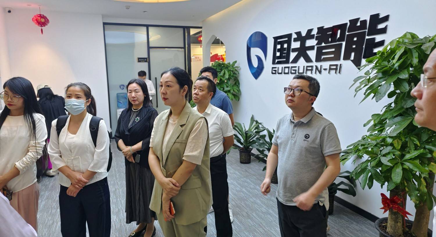 随后,国关智能总经理崔岩先生和副总经理汪洋先生带领来访嘉宾参观