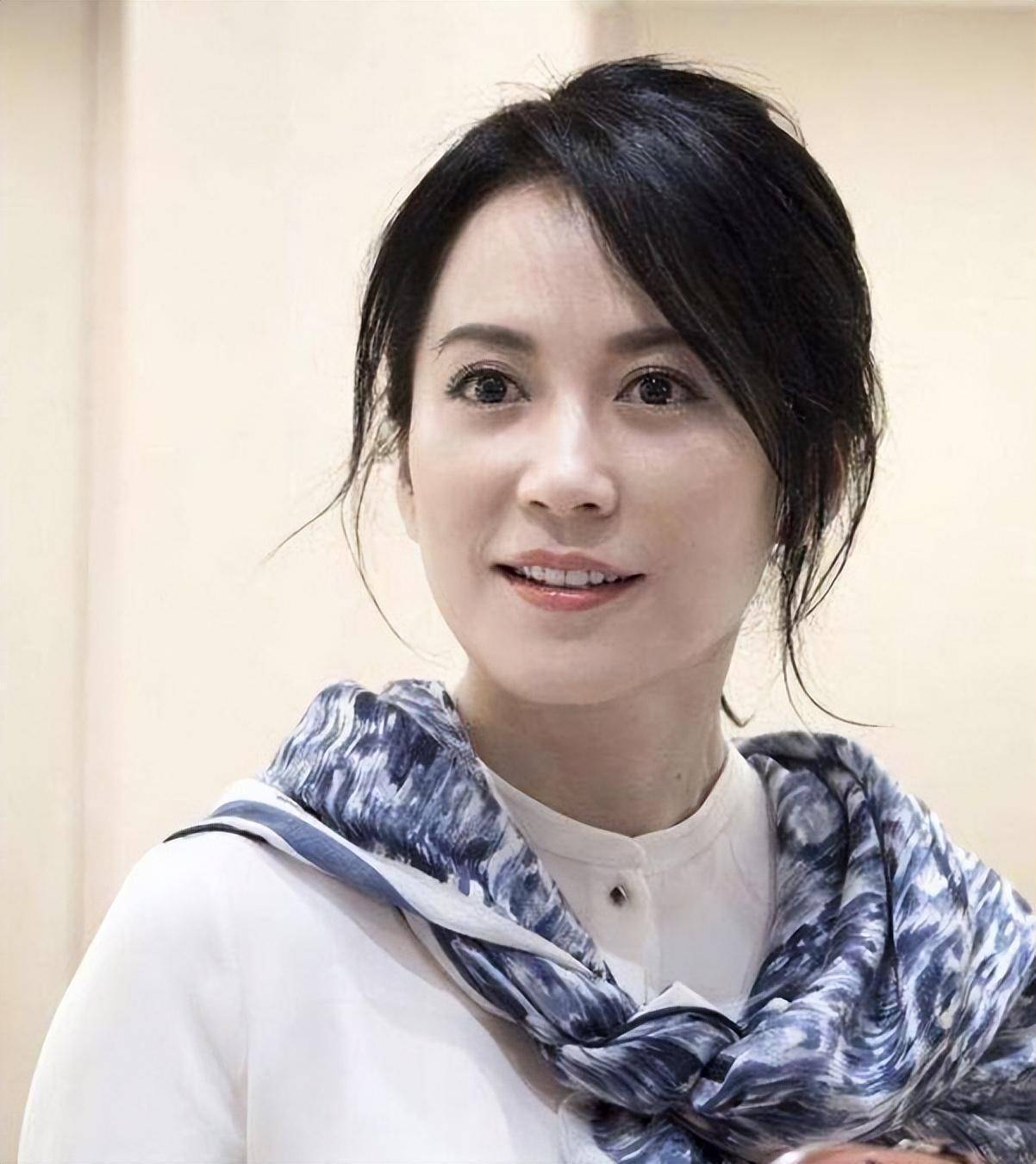 演员俞飞鸿:不结婚不生子,和窦文涛相伴20年,52岁活成"少女"