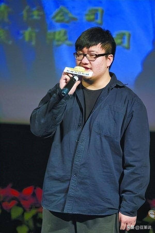 "平民导演"杨亚洲:离异后娶倪萍,偏爱继子亲生儿子嫉妒吗?