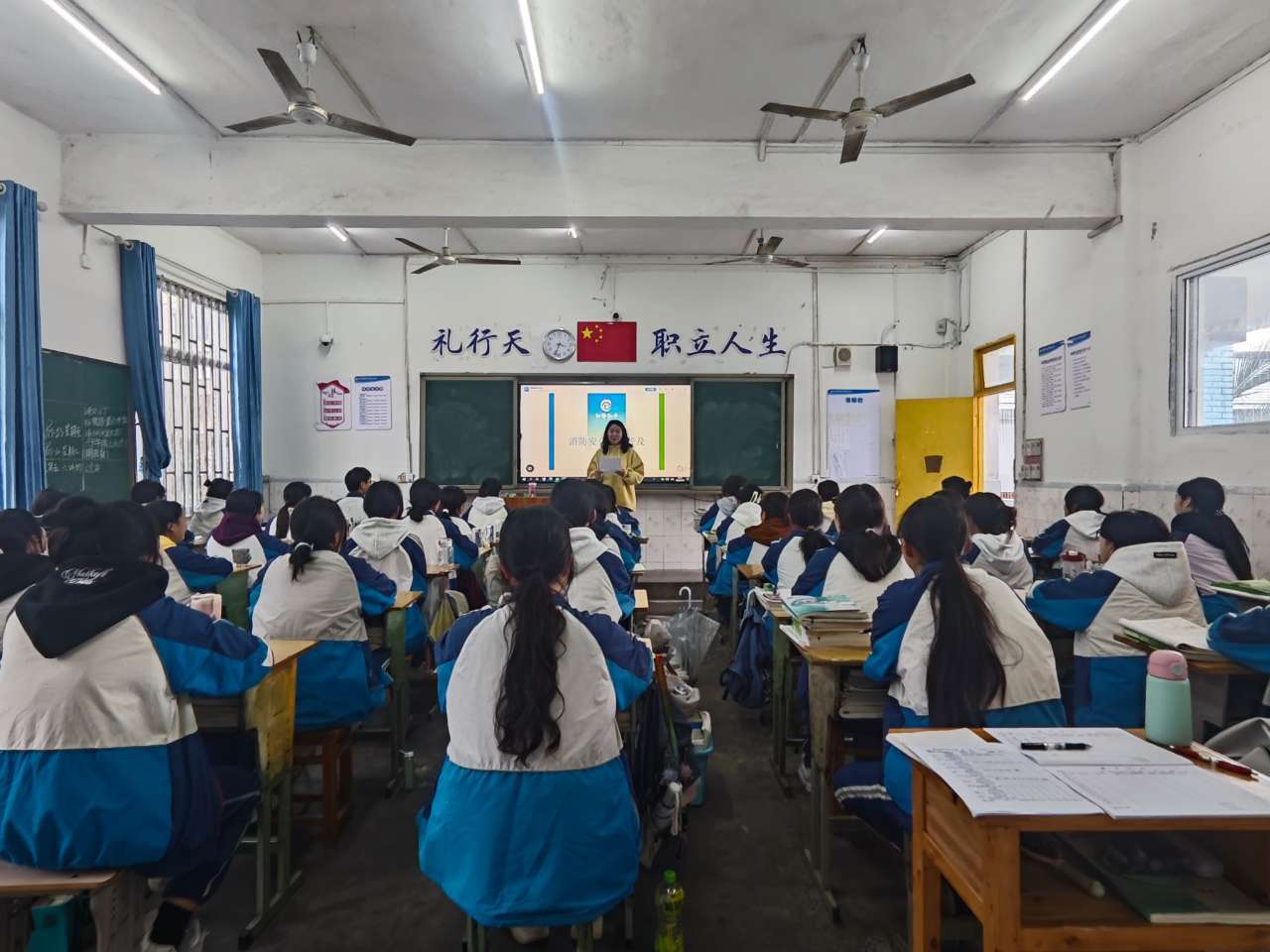 预防为主 生命至上——泸州市纳溪区江南职业中学消防安全宣传月活动