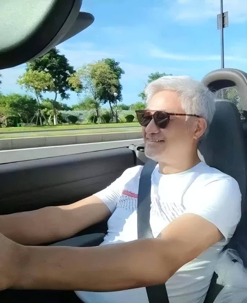 尹扬明坐拥千万身家,与前妻离婚仍是好友,被问感情生活强调有老婆
