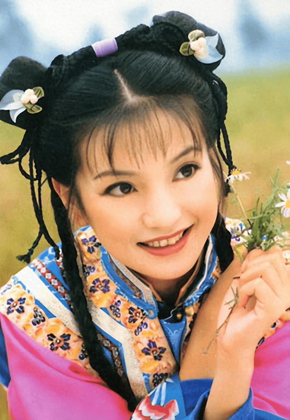 封杀3年后,48岁赵薇现状曝光,身材发福像大妈,亲人遭遇惹争议_黄有龙