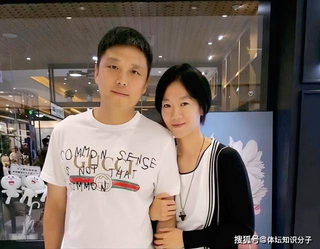 唏嘘!乒乓球世界冠军牛剑锋晒全家福,女儿仅9岁老公已满头白发