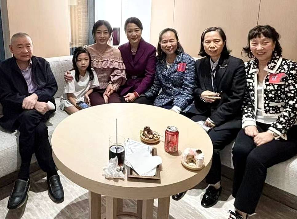 刘銮雄夫妇恩爱合体,甘比与刘家亲属拍全家福 | 加西网 (温哥华门户)