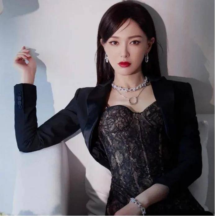 六位当红女星写真惊艳亮相,纯真与魅惑交织令人沉醉 第12张 六位当红女星写真惊艳亮相,纯真与魅惑交织令人沉醉 第12张