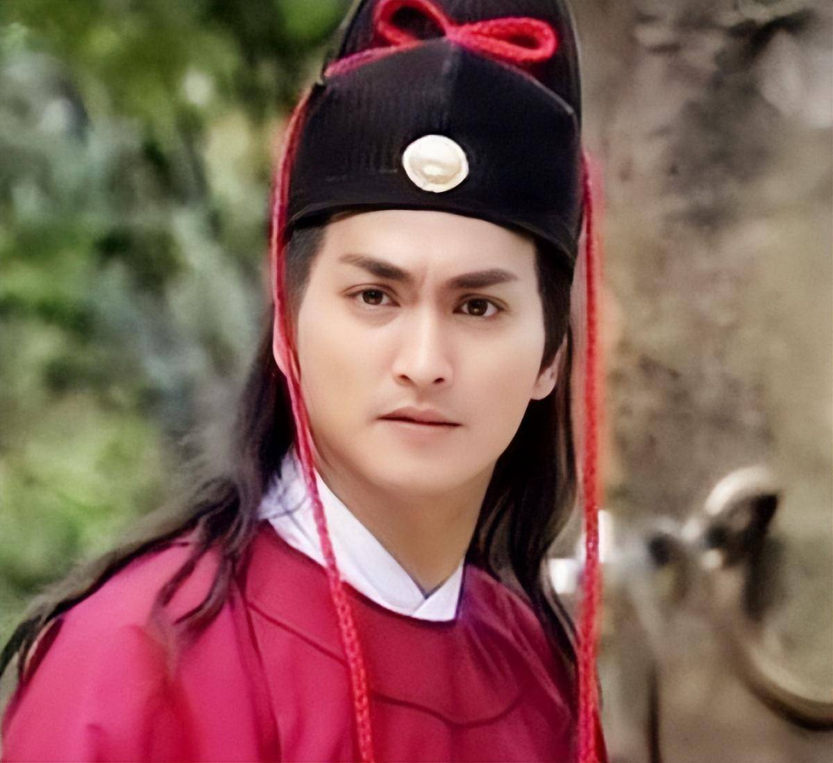 何家劲:凭"展昭"一炮而红,与初恋分手相约60岁未婚便共度余生