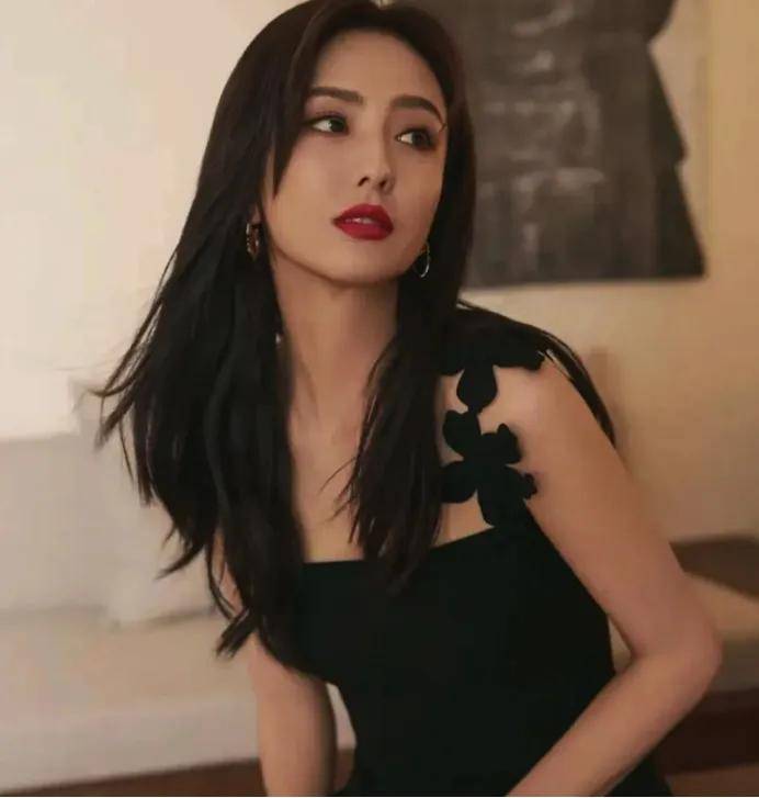 六位当红女星写真惊艳亮相,纯真与魅惑交织令人沉醉 第5张 六位当红女星写真惊艳亮相,纯真与魅惑交织令人沉醉 第5张