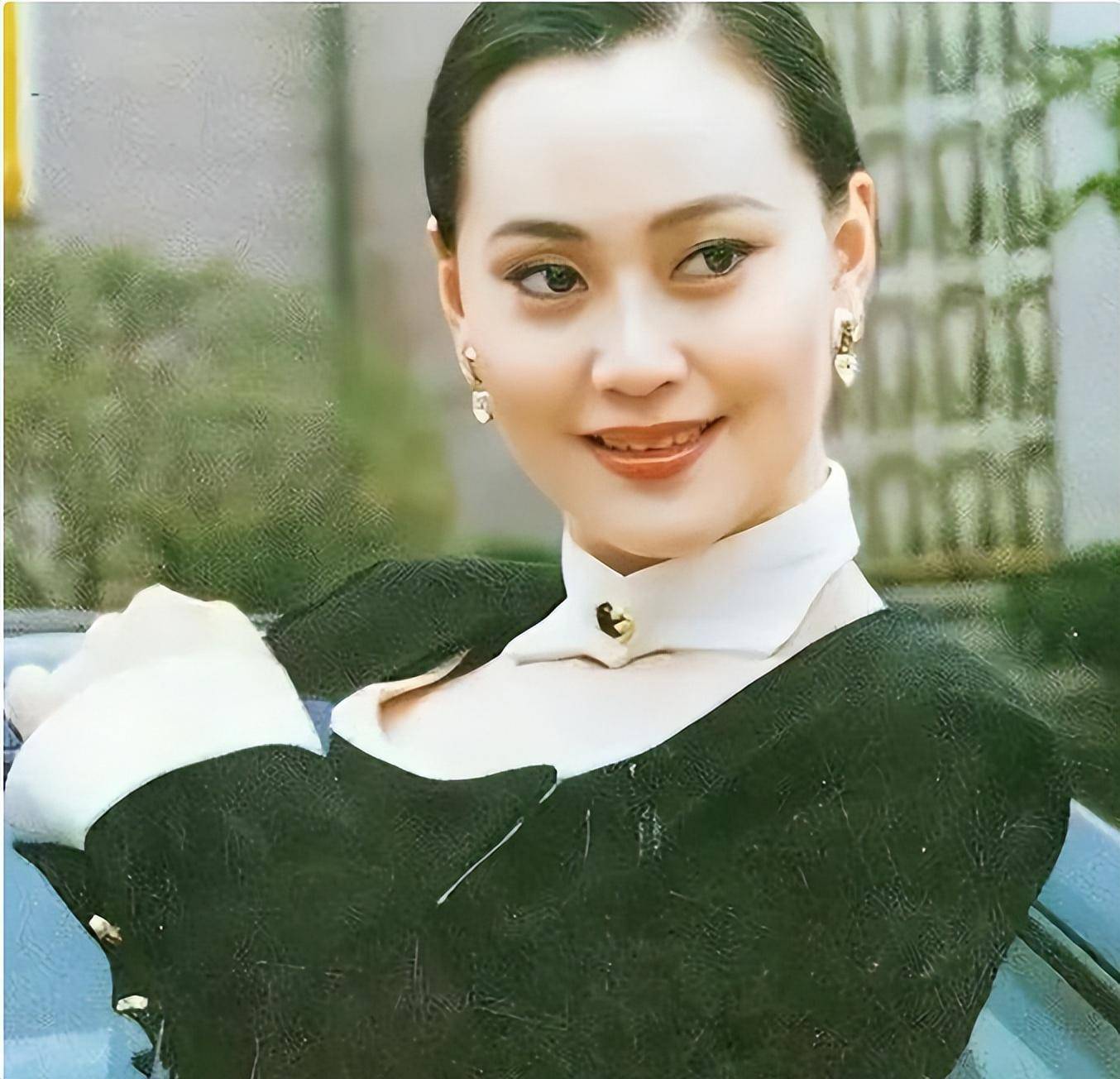她年轻时嫁给京剧大师张学津后,虽然生下了一个女儿张楚楚,但两年后就