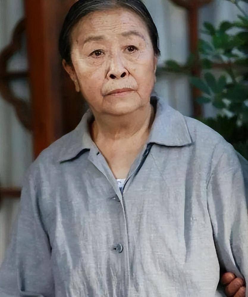 "丑娘"张少华:为子还房贷坐轮椅拍戏,住院无人照顾,人生如戏