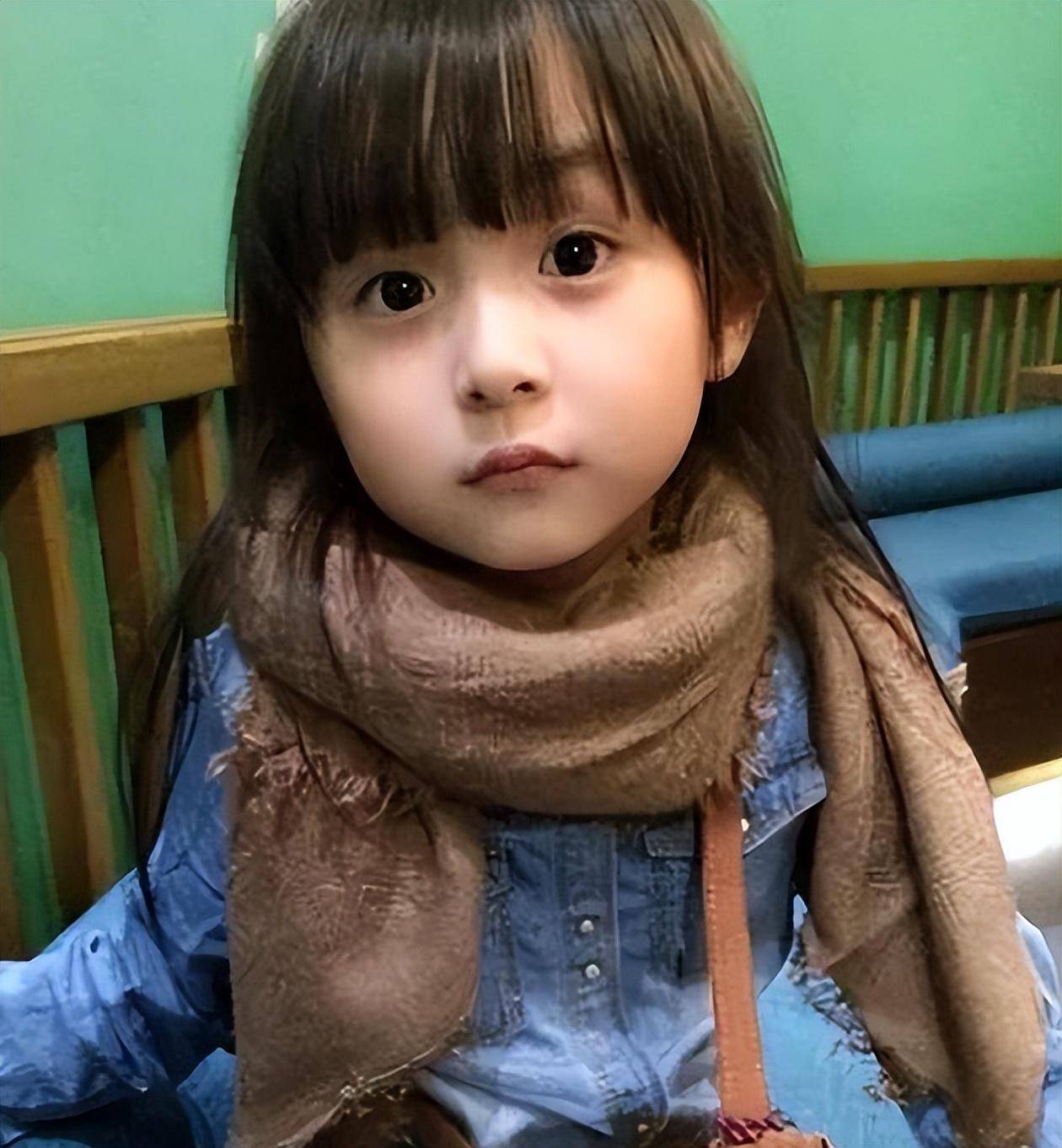 她2岁成全球最年轻美女,9岁和周杰伦上春晚,如今15岁判若两人