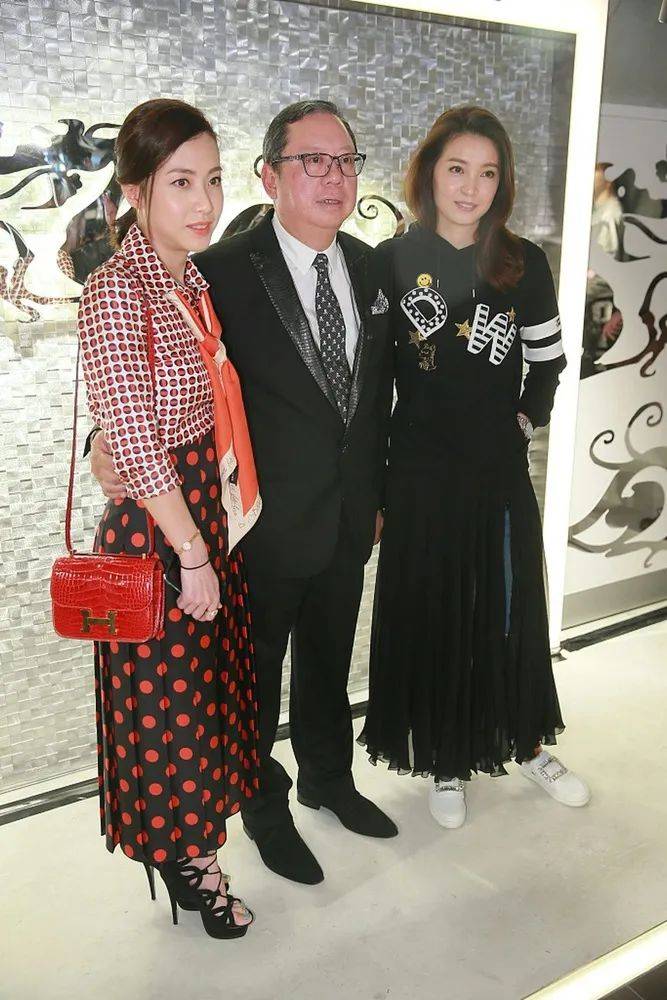 甘比与闺蜜支持刘銮雄弟弟,两大百亿富豪女友罕露面,至今无名份