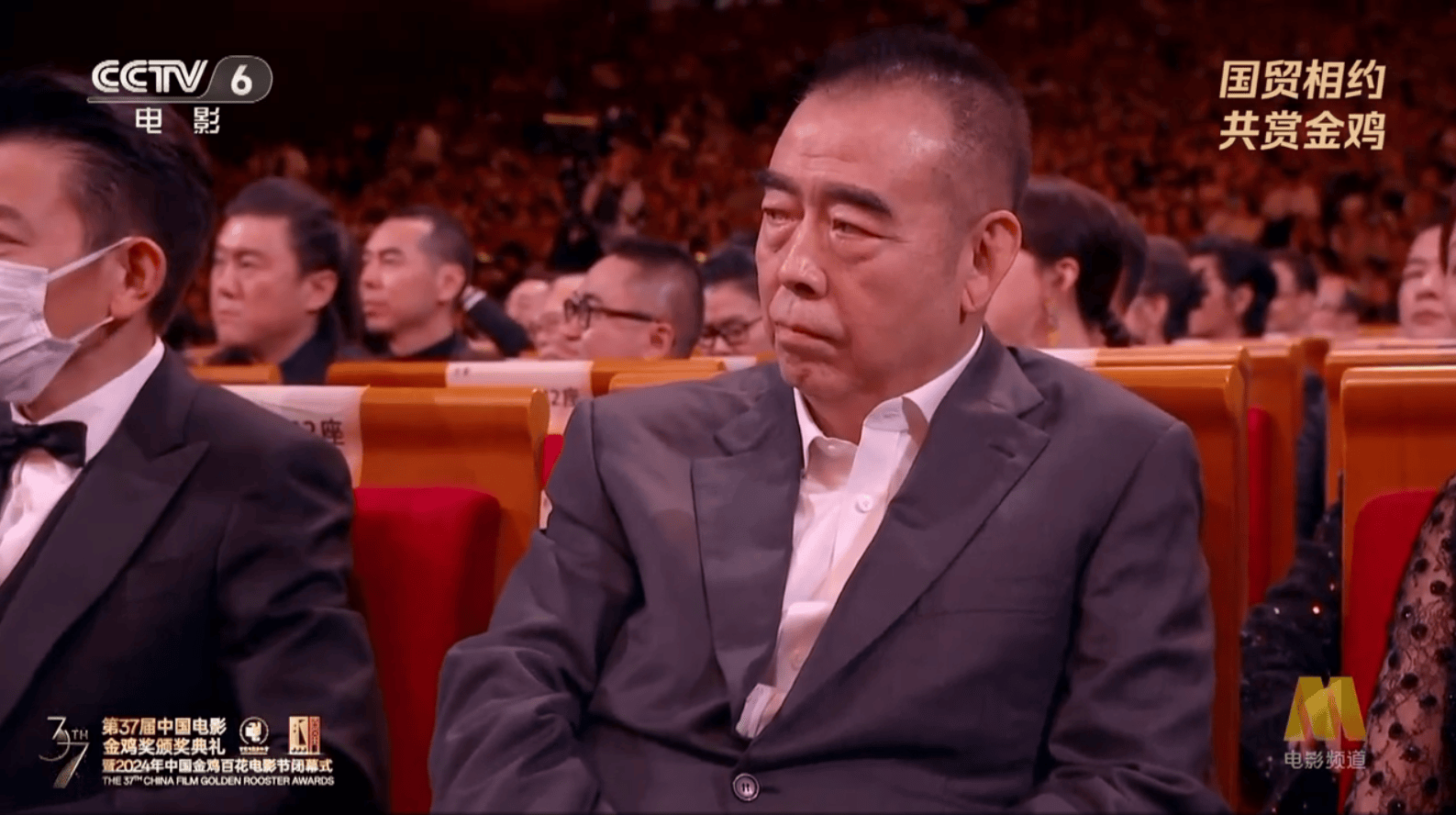 金鸡奖台下全是戏:王一博落败秒变脸,陈凯歌握手跳过刘德华