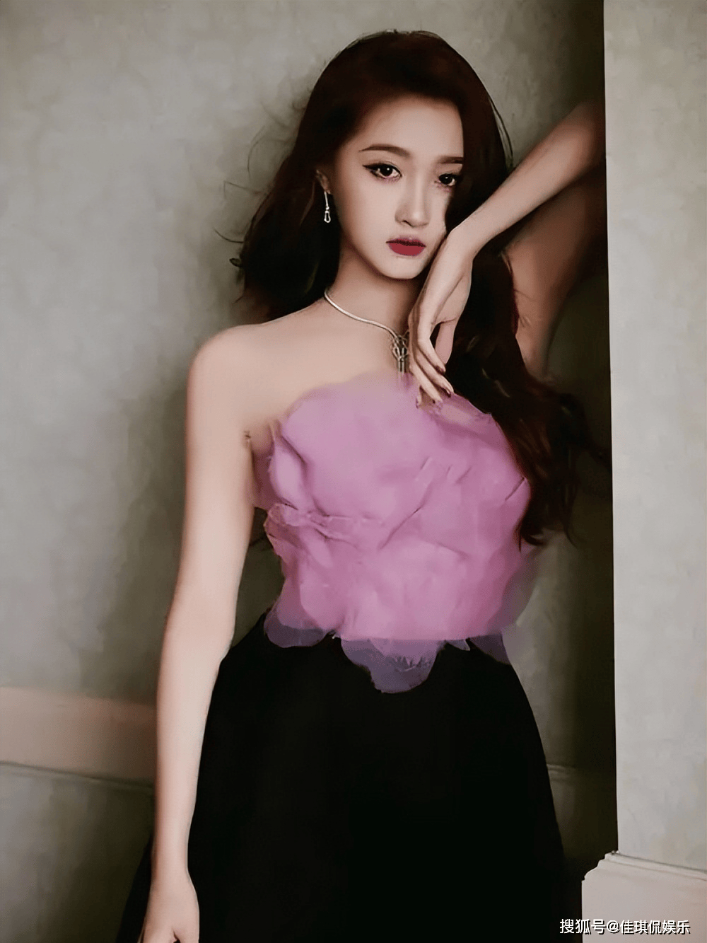 相较于张子枫而言,关晓彤就显得很"壮"了.