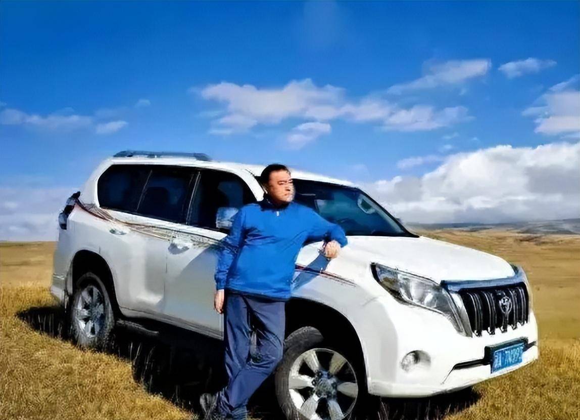 63岁张宏民现身宝鸡超市开业典礼,头发稀少两鬓斑白,看来真老了