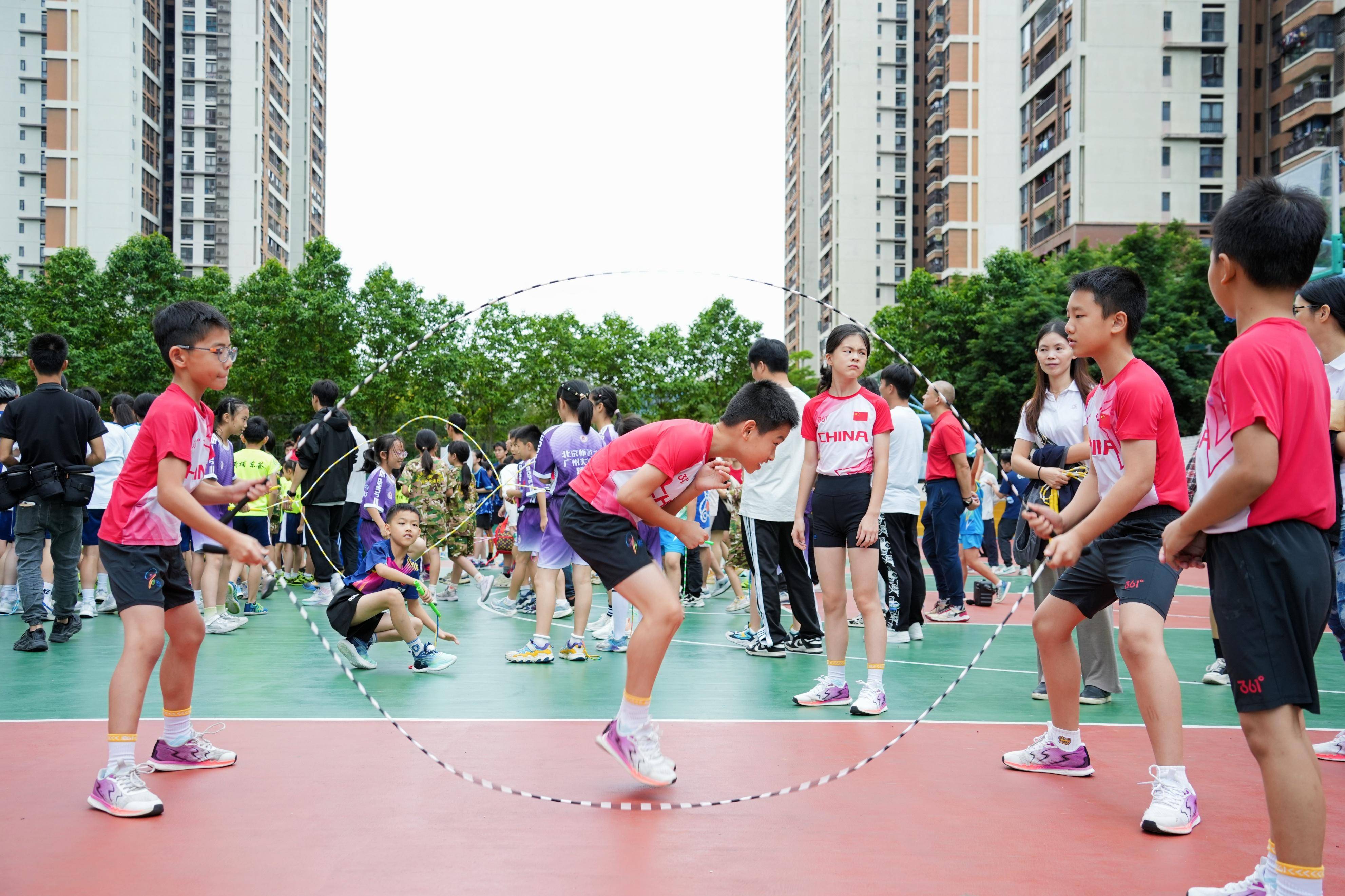 跳绳的照片 学生 真人图片