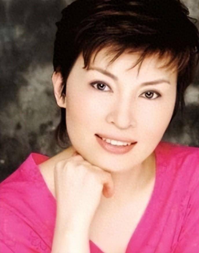 主持28年0失误,儿子坠楼仍不离岗,央视主播李瑞英后来咋样了