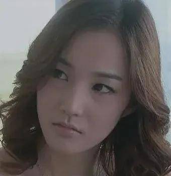 2010年,周泓参演的首部电视剧《温柔的谎言》在山东,浙江,贵州三大