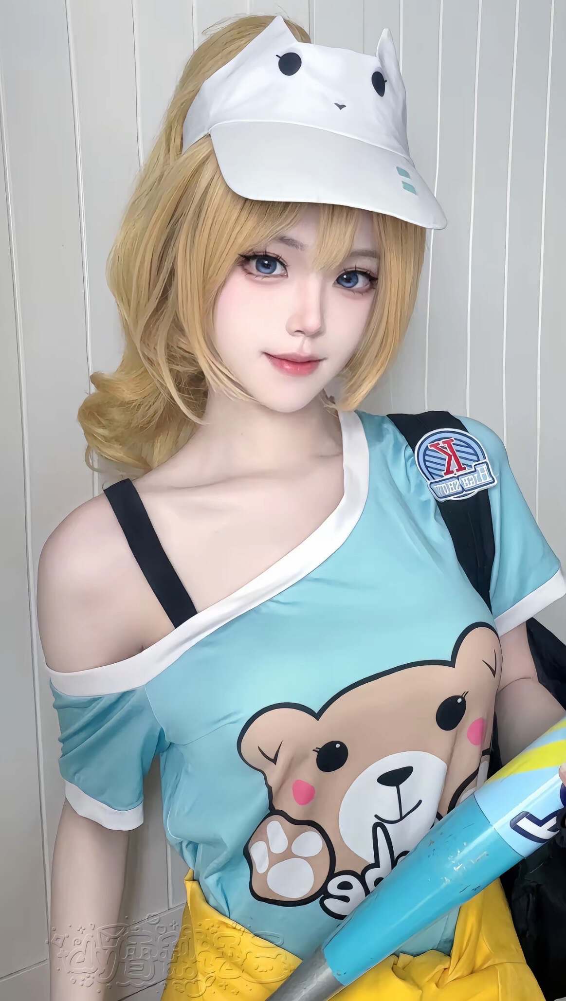 网红cos花木兰,手拿棒球棒,头戴白帽子,运动感十足,造型还原