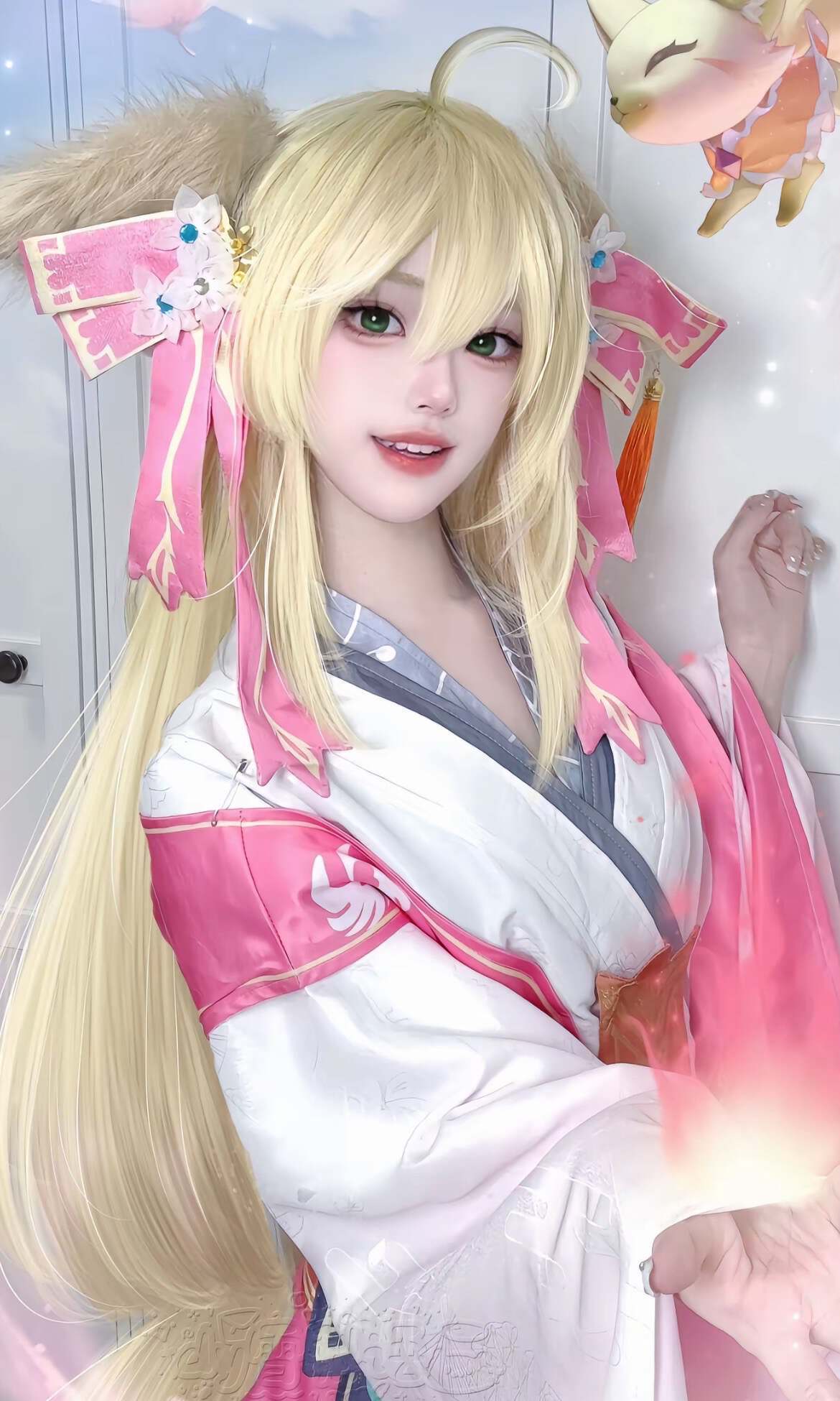 网红cos花木兰,手拿棒球棒,头戴白帽子,运动感十足,造型还原