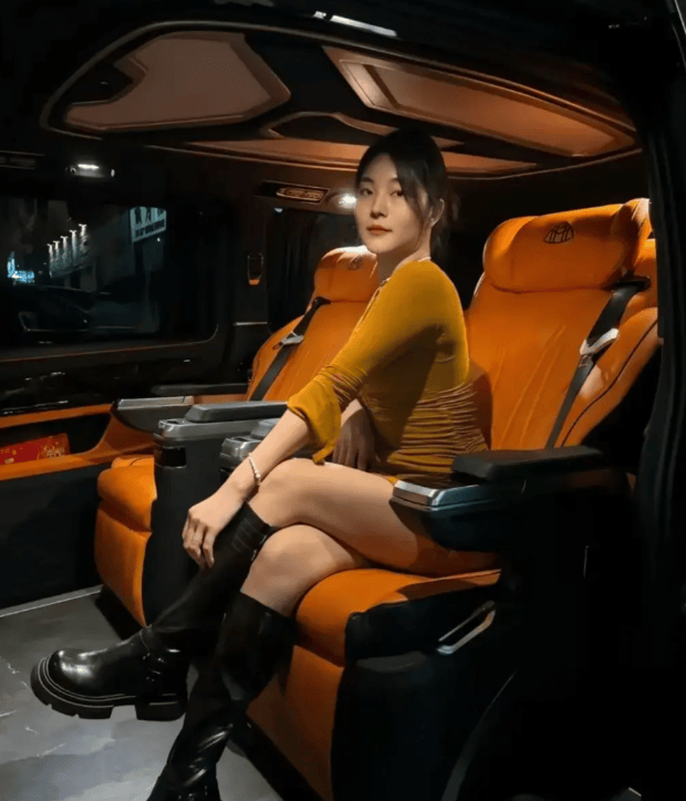 劳斯莱斯女车主身份被曝:00后资产过亿,抖音涨粉20万,美照曝光