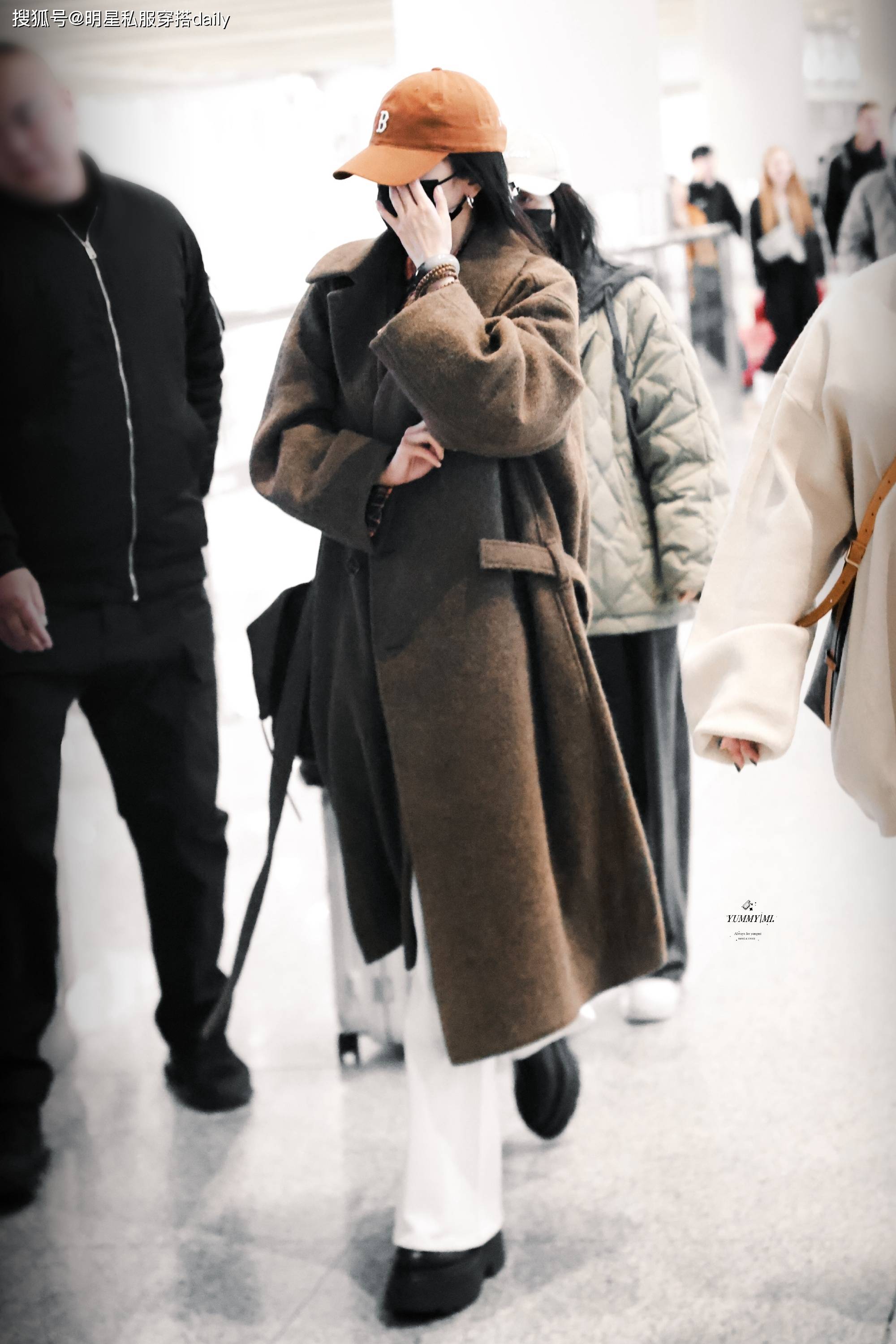 38岁杨幂不愧"穿搭教科书":衣选基础色,搭棒球帽,越看越减龄